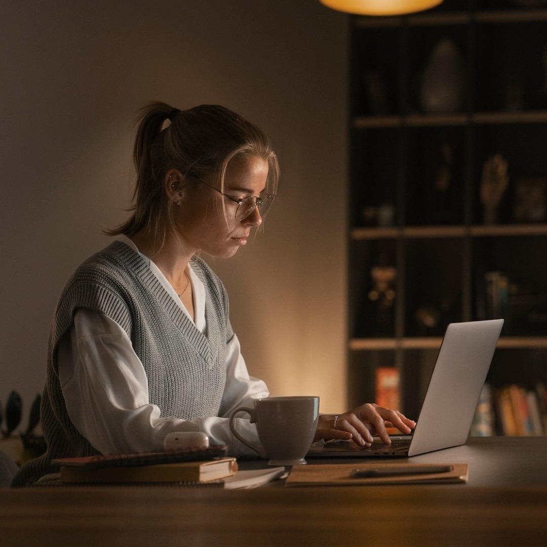 Mujer trabajando en su casa