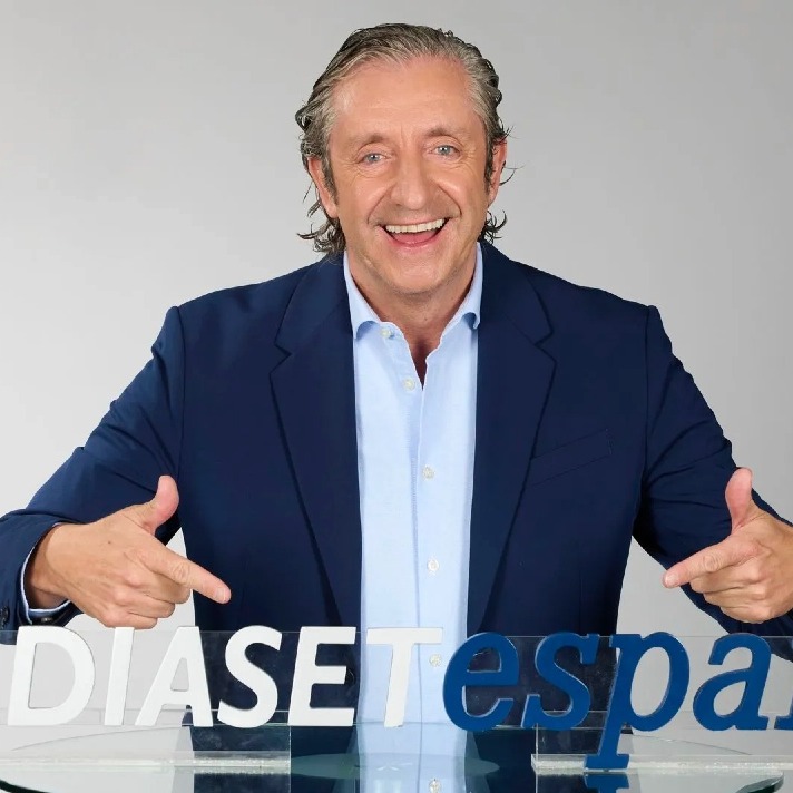 Posado de Pedrerol junto al logo de Mediaset