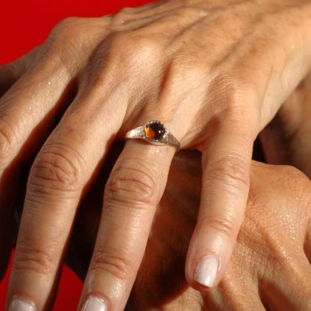 Un detalle del anillo hecho con el vidrio de la cerveza Ambar