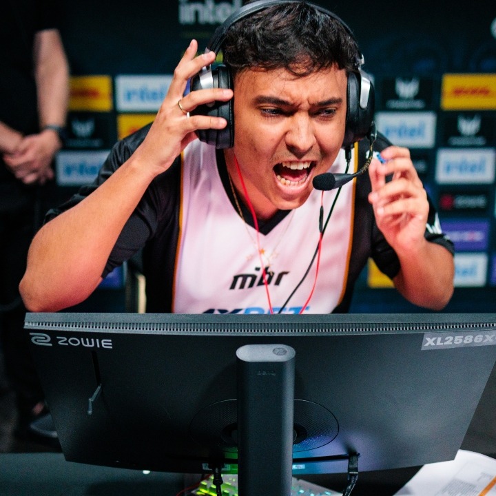 Un jugador de eSports emocionado ante la pantalla