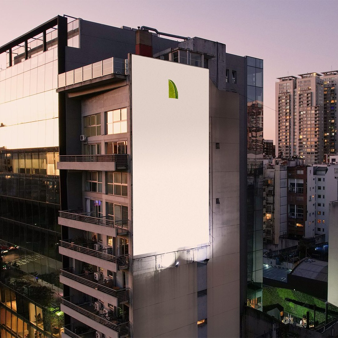 Cartel de publicidad exterior de Corona en un edificio de viviendas