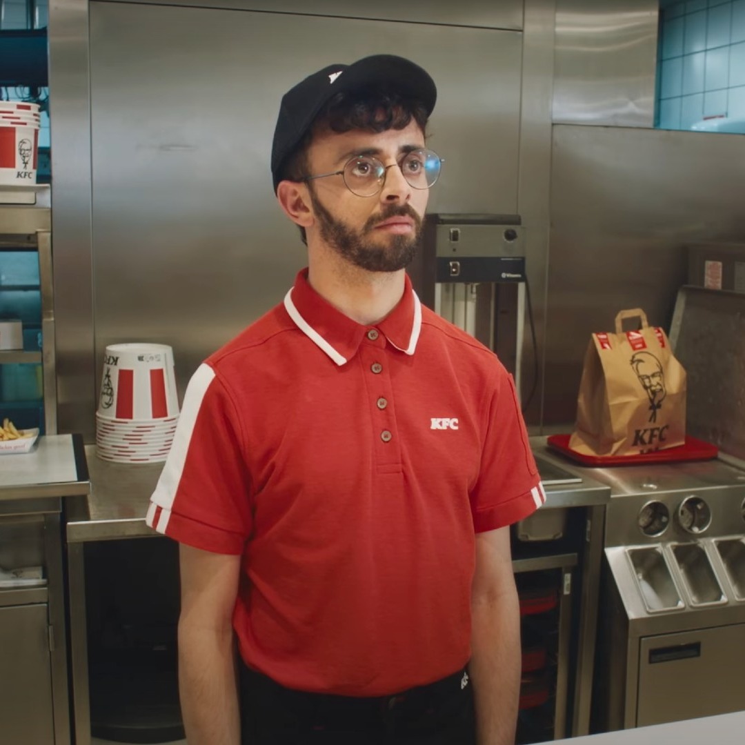 Empleado de KFC en el mostrador del restaurante