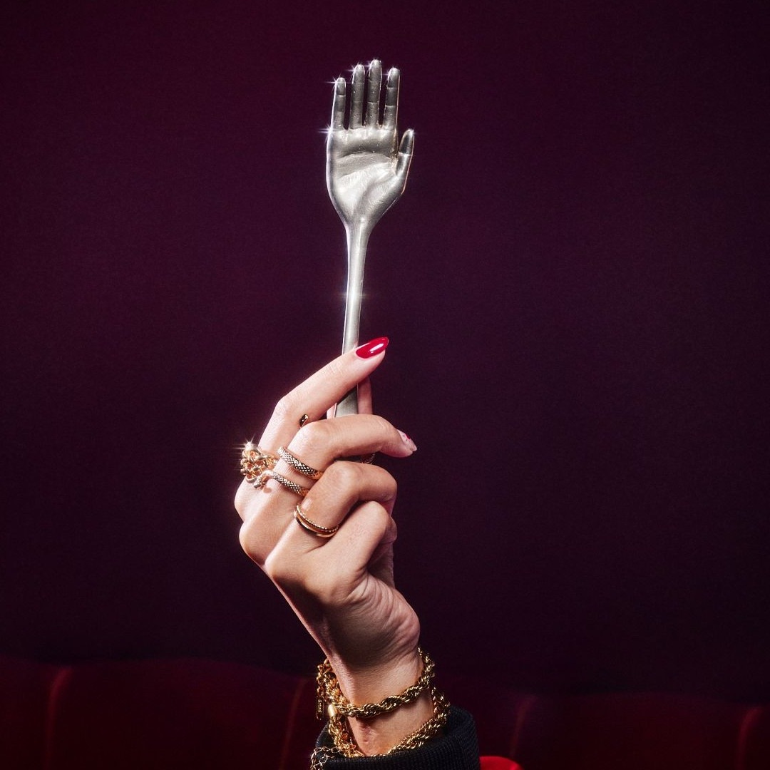 Tenedor con forma de mano