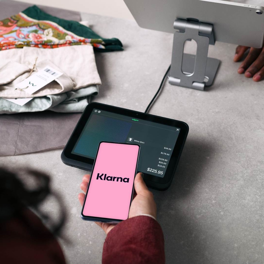 Persona pagando a través del móvil con Klarna