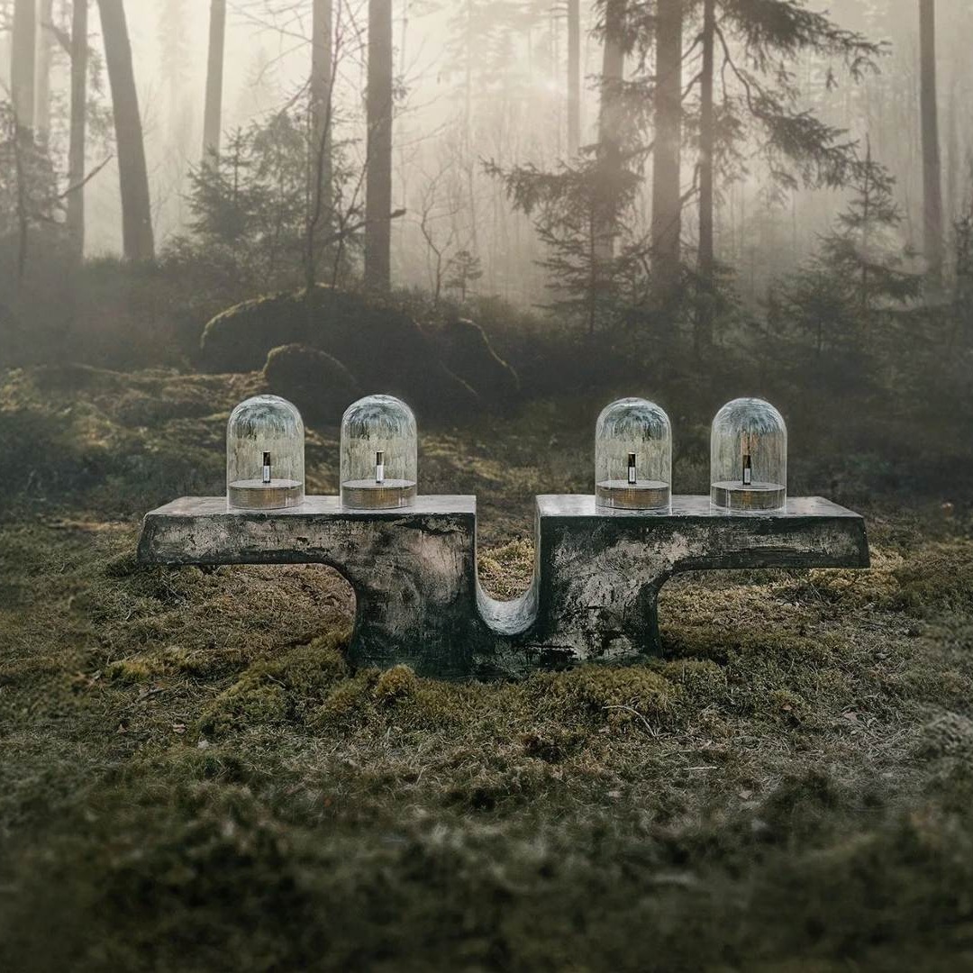 Pedestal en el bosque con fragancias metidas en urnas