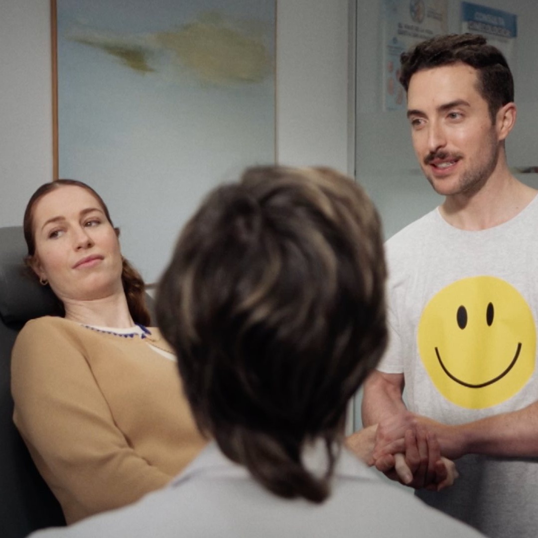 Una pareja mirando una ecografía