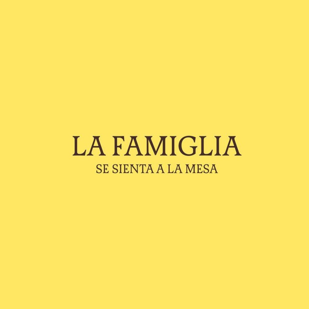 Logotipo de La Famiglia Se Sienta a la Mesa