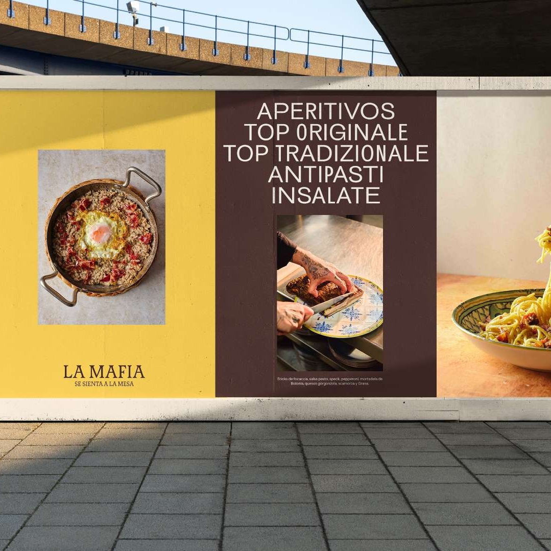 Carteles con la nueva identidad visual de La Mafia se sienta a la mesa