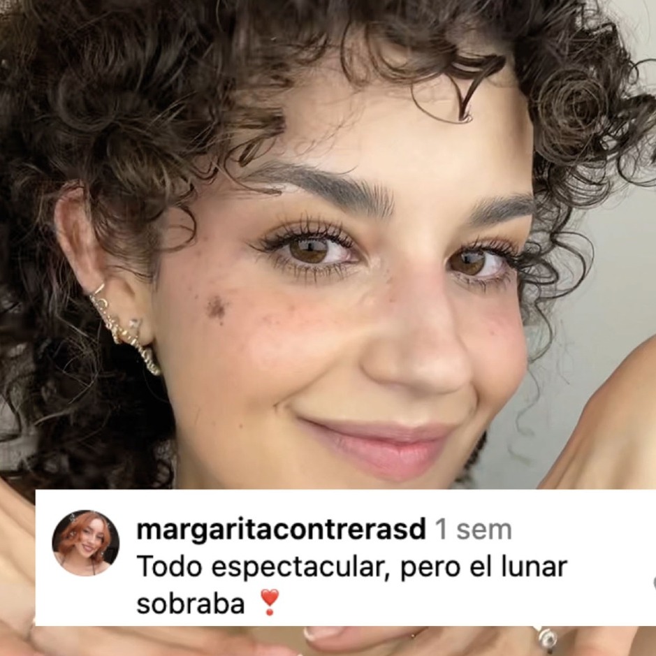 Las influencers mexicanas Nath Castillo y Pau Florencia en respectivos vídeos de Instagram, enseñando sus rutinas de skincare con mensajes de usuarios flotantes preguntando por los lunares que presentan en la cara.
