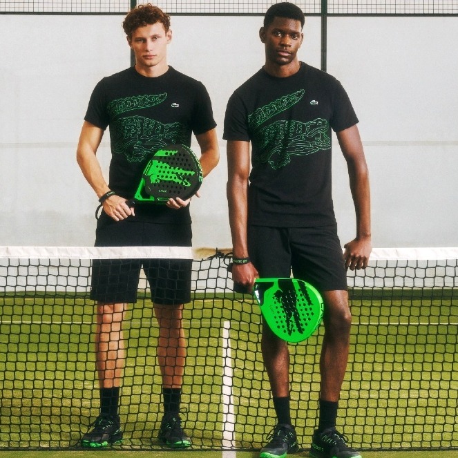 Dos jugadores de pádel con las palas de Lacoste