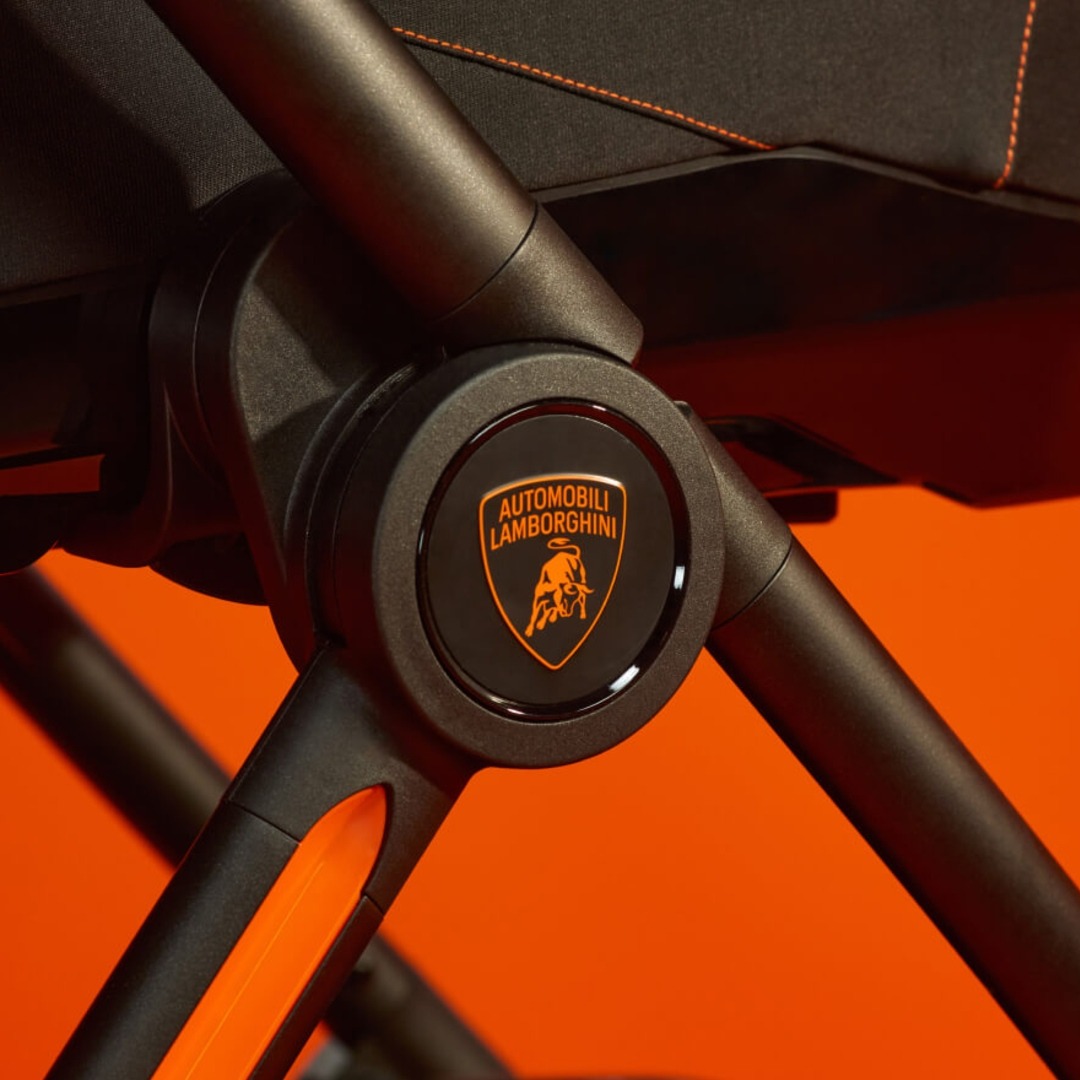 logotipo de Lamborghini en las patas de un carrito de bebé