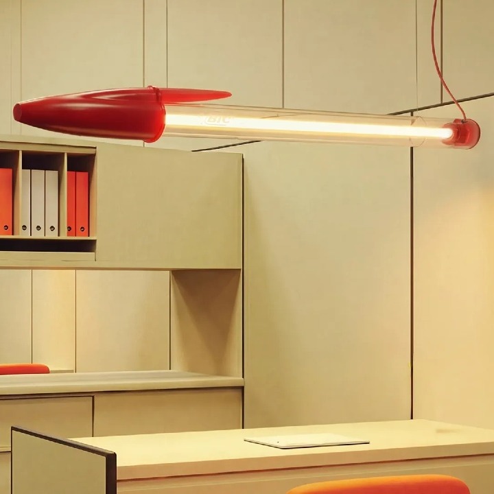 Un bolígrafo bic rojo con forma de lámpara