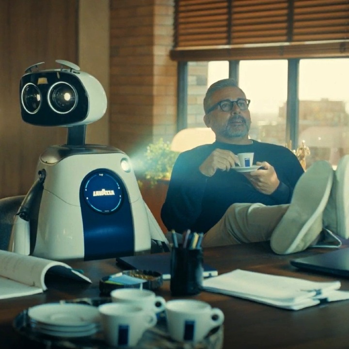 Steve Carell y John Krasinski en el anuncio junto al robot