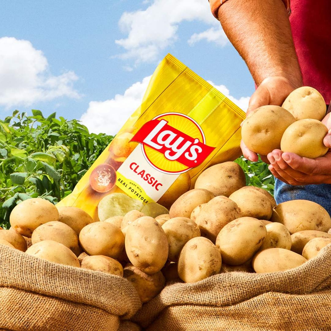 Bolsa de patatas fritas Lays en un saco de patatas