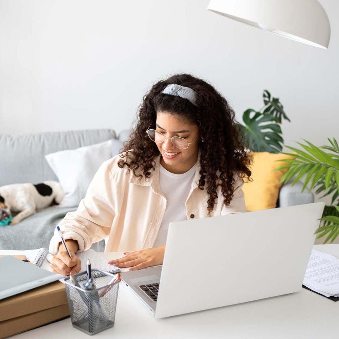 Mujer joven trabajando en casa