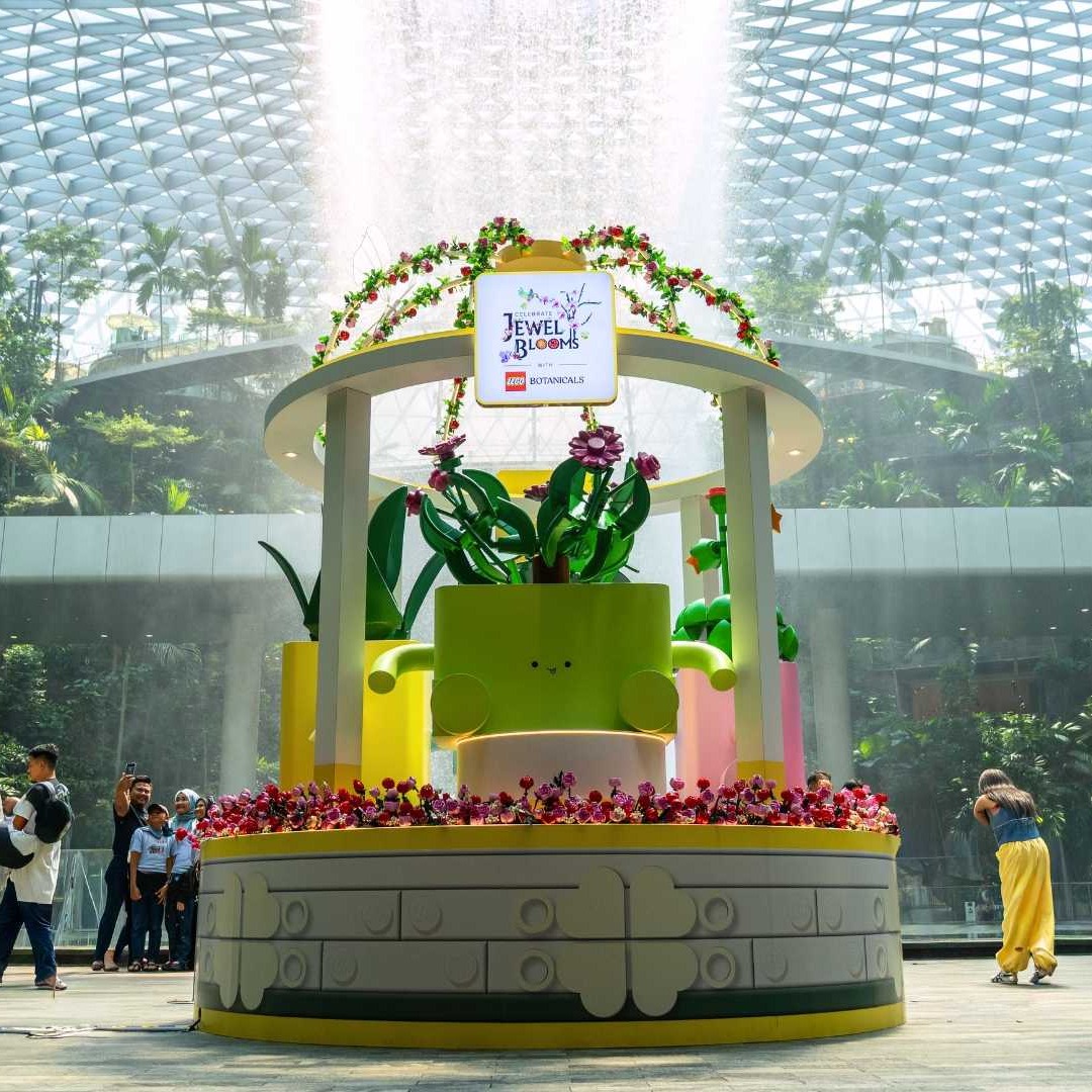 Figura de lego gigante en Jewel Changi Airport