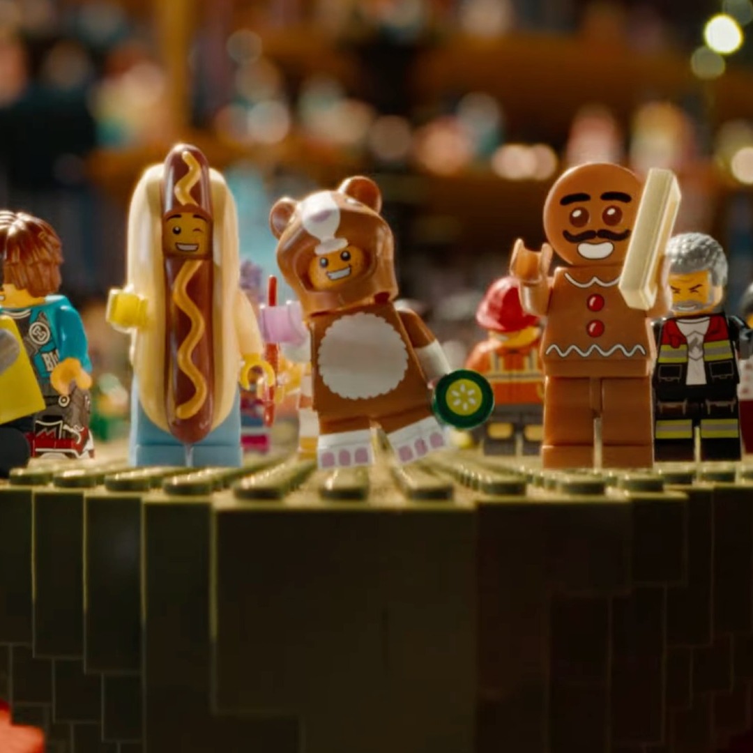 Figuras de Lego sobre un escenario