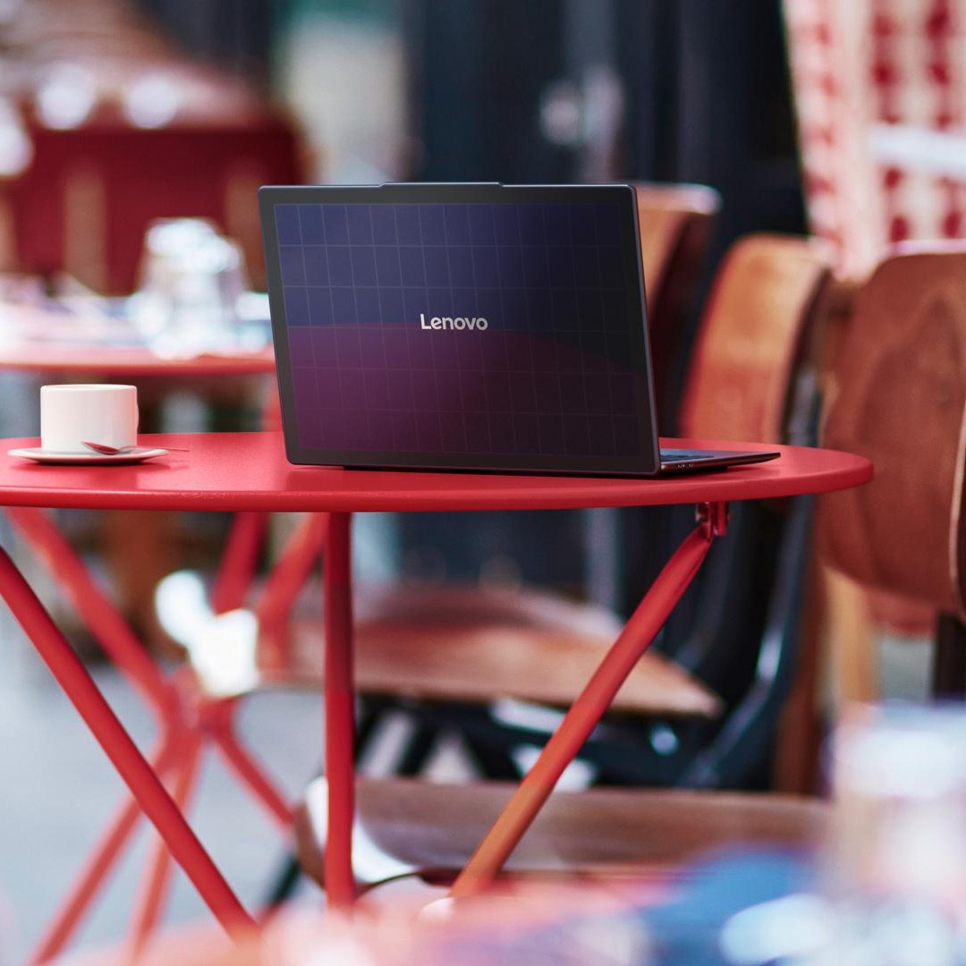 Imagen del concepto de ordenador portátil que se carga con energía solar de Lenovo