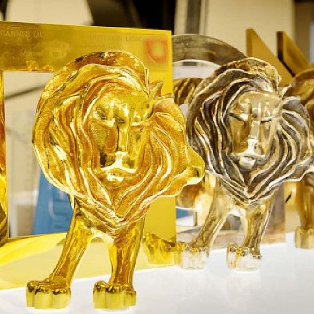 varios trofeos de los leones de cannes