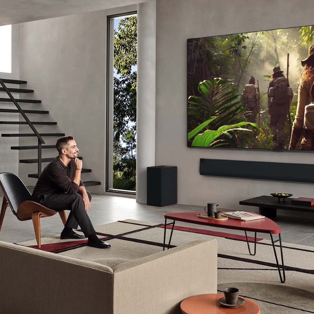 Una pareja viendo la televisión
