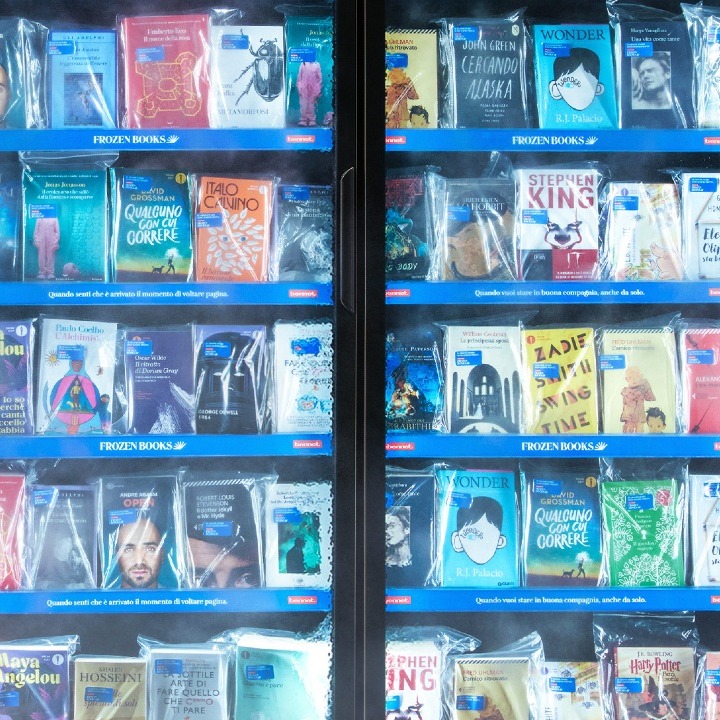 Un congelador de supermercado lleno de libros a modo estantería