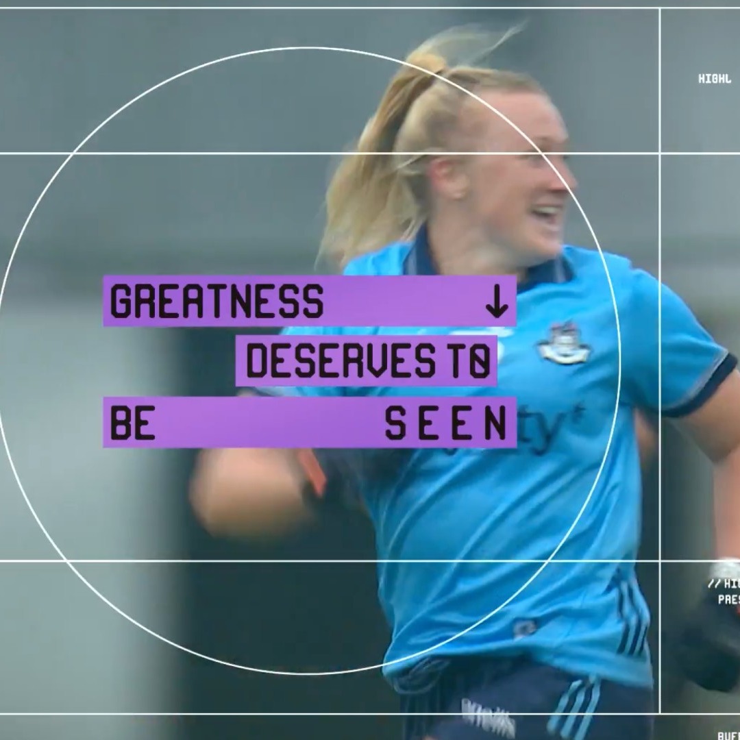 Mujer practicando futbol gaélico femenino