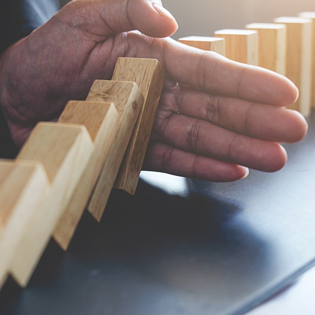 Mano sujetando piezas de madera