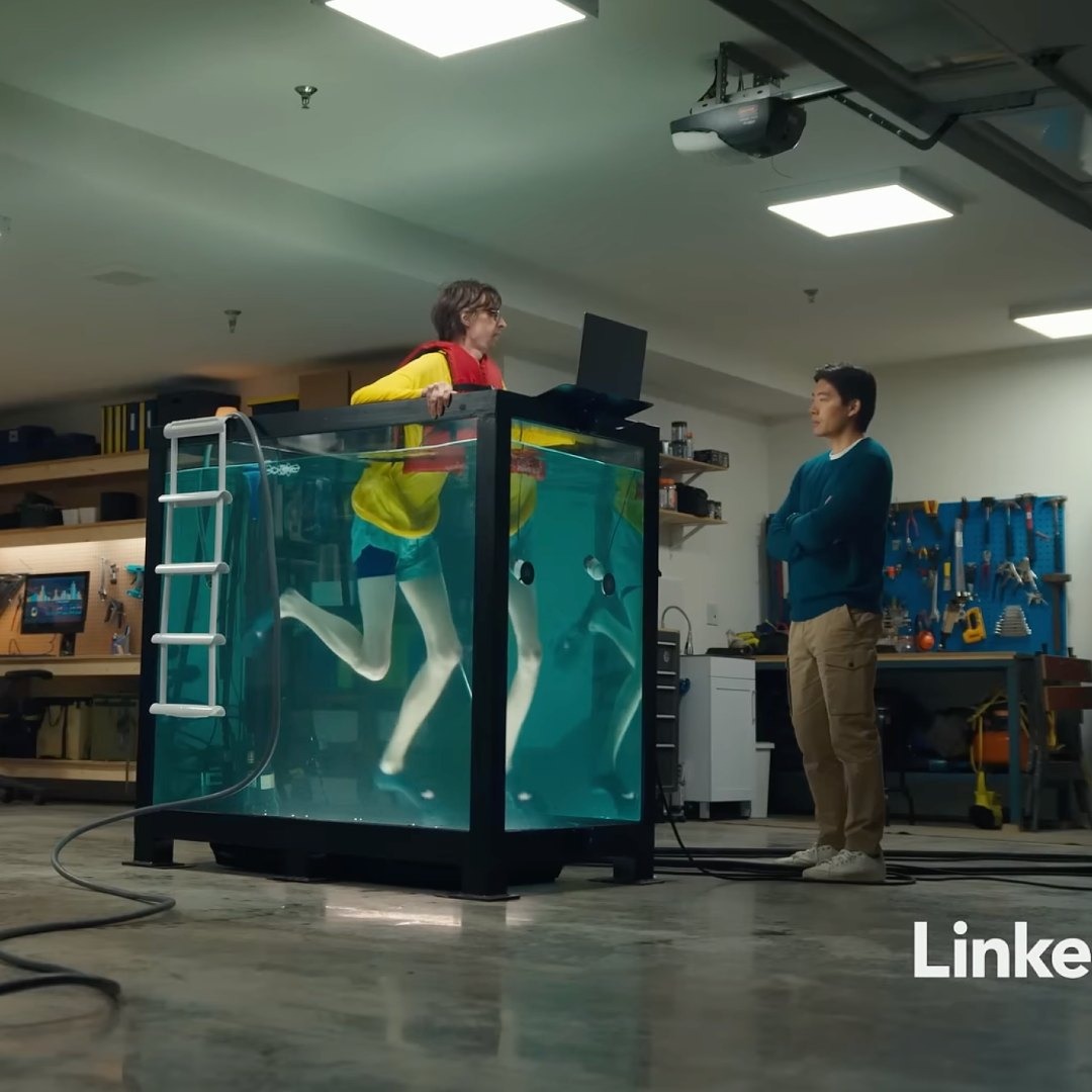 Un hombre metido en un tanque de agua habla con otro