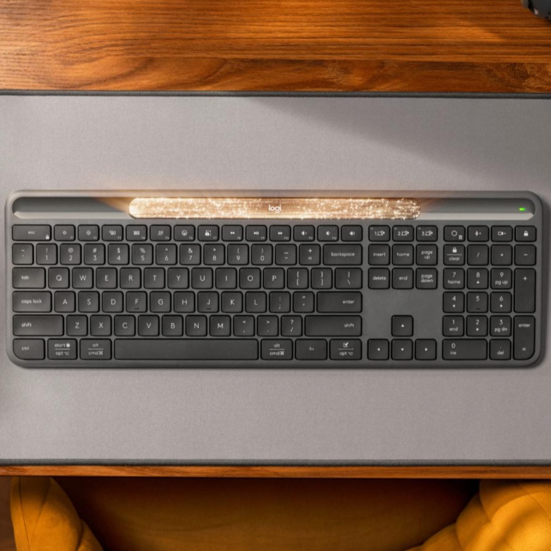 Teclado de Logitech sobre escritorio