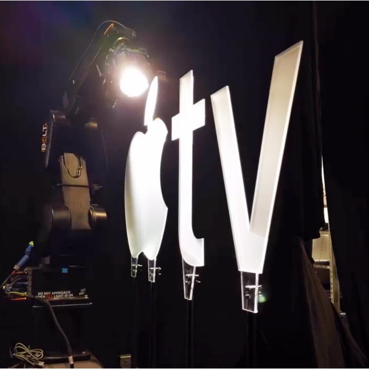 El logo de Apple TV en cristal siendo filmado en el set de rodaje