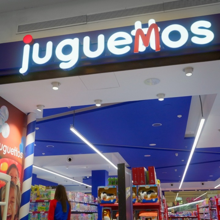 El rótulo de una tienda donde se lee Juguemos