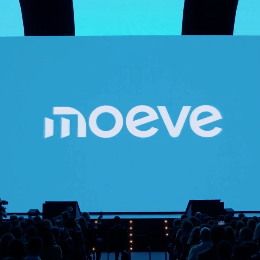 logotipo azul de moeve en una pantalla