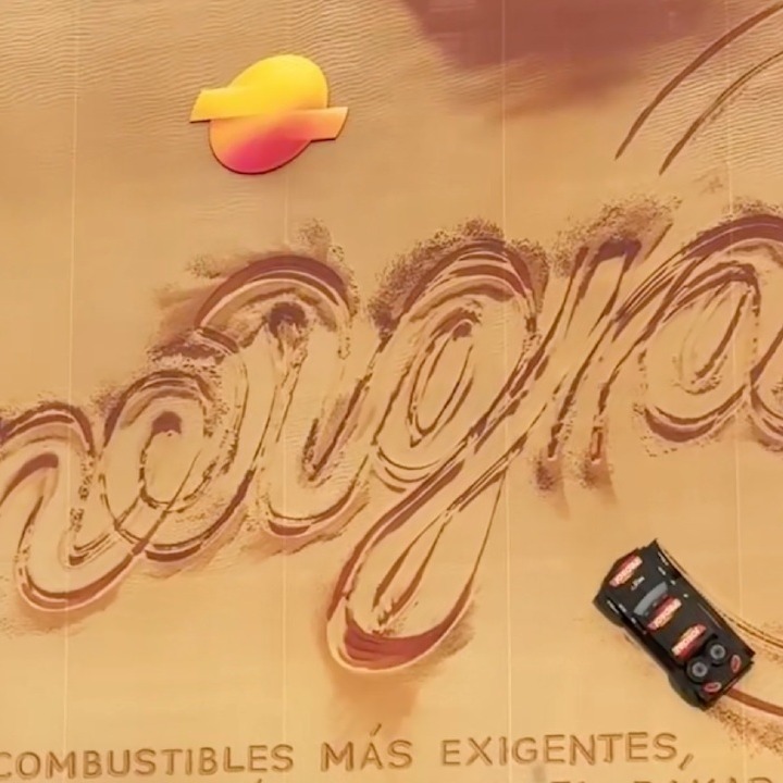 La lona de arena donde se puede leer la palabra "energía" escrita con las ruedas del coche