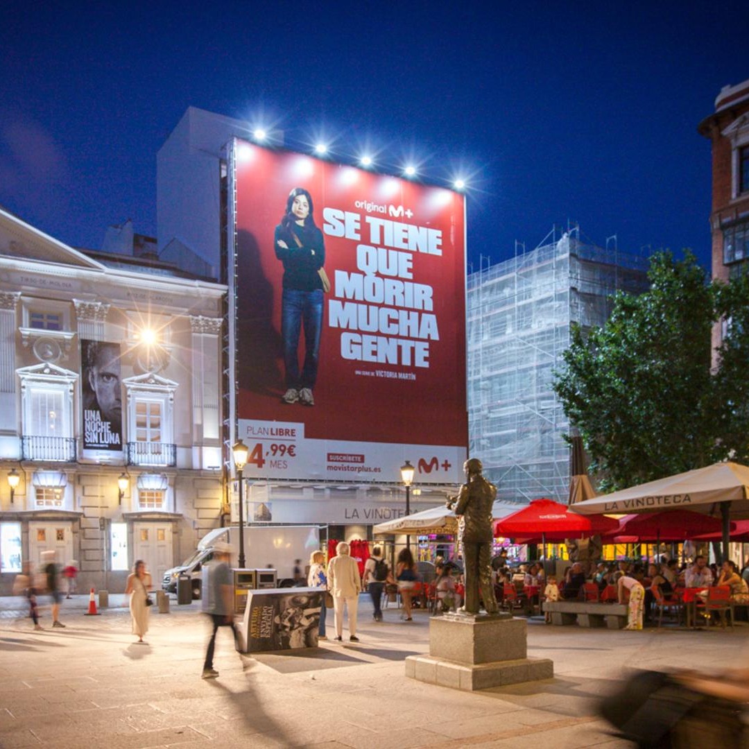 Lona de la serie "Se tiene que morir mucha gente" en Madrid
