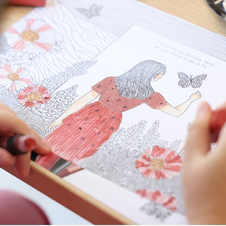 Una niña pintando un dibujo con labiales de L'Oréal