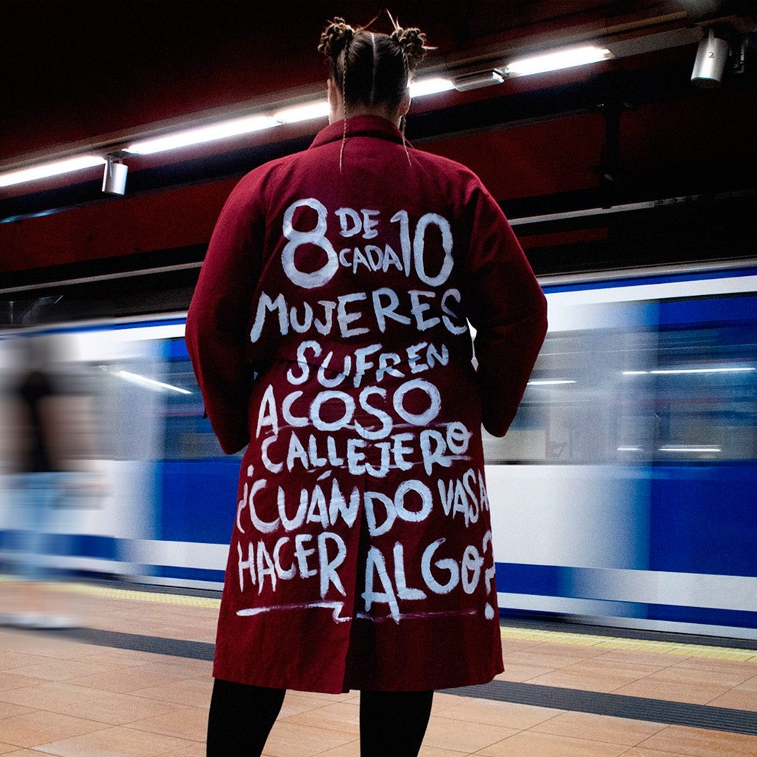 Modelo desfilando en el Metro de Madrid