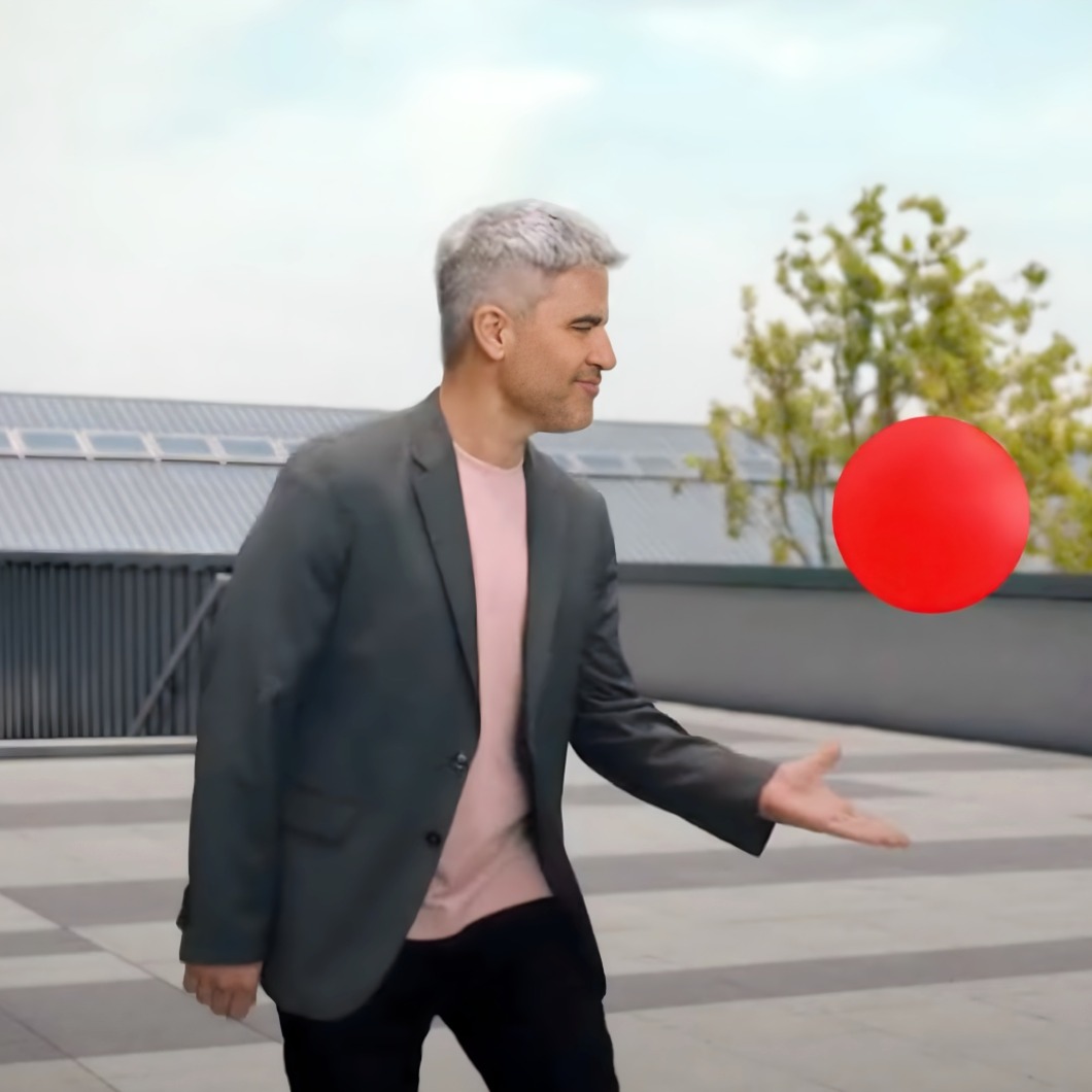 Ernesto Sevilla mirando hacia el punto rojo e Lowi en una terraza