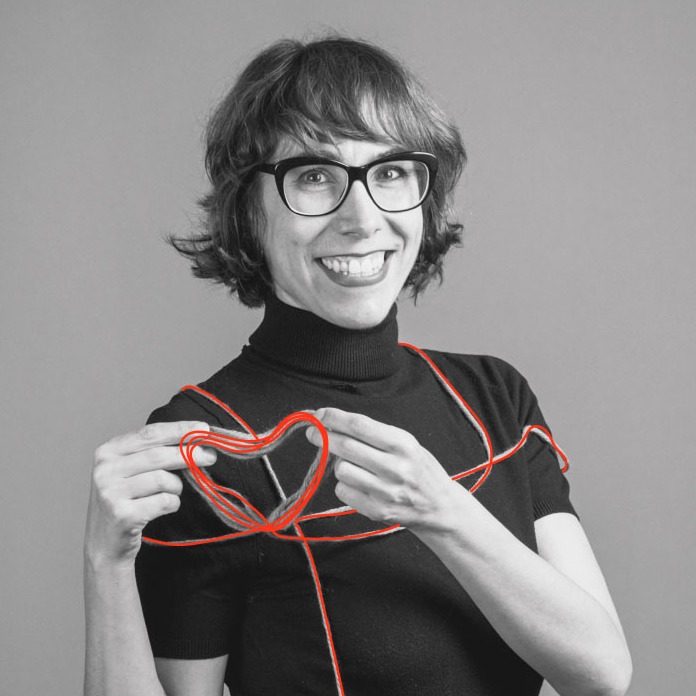 Luz Nuñez con un hilo rojo en forma de corazón