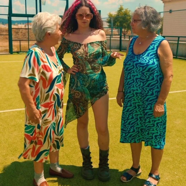 La creadora Magdalenita en el pueblo con las dos señoras que protagonizan las piezas