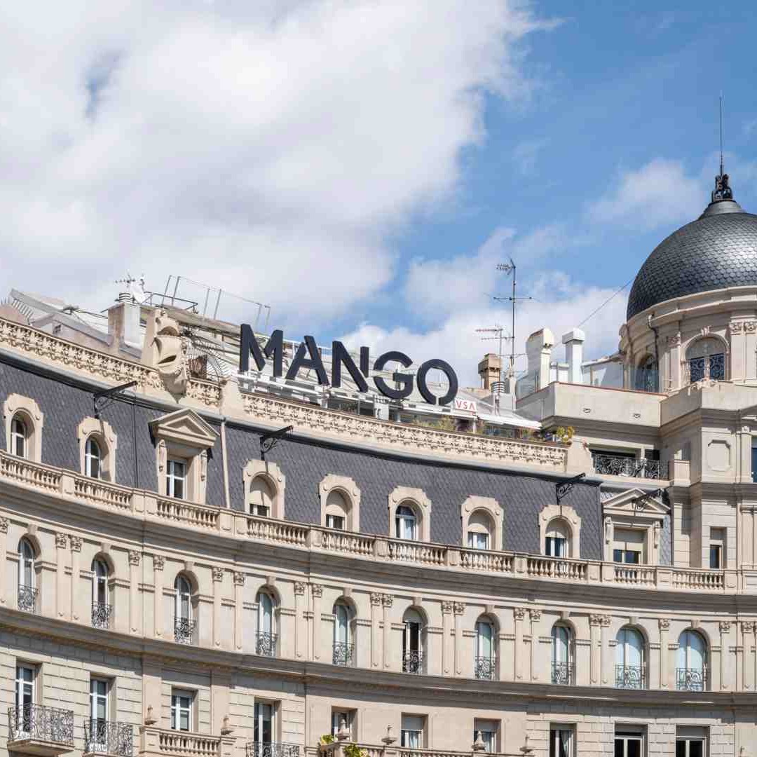 Mango sitúa su logotipo en un edificio de la plaza Francesc Macià de Barcelona, sustituyendo a la imagen de Caser