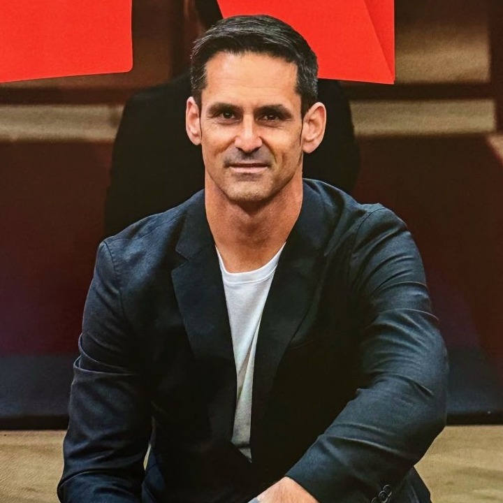 Posado corporativo de Manuel Román delante de la N de Netflix