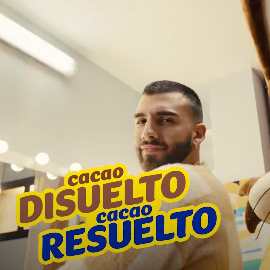 manuel turizo posando de brazos cruzados con la mascota de nesquik