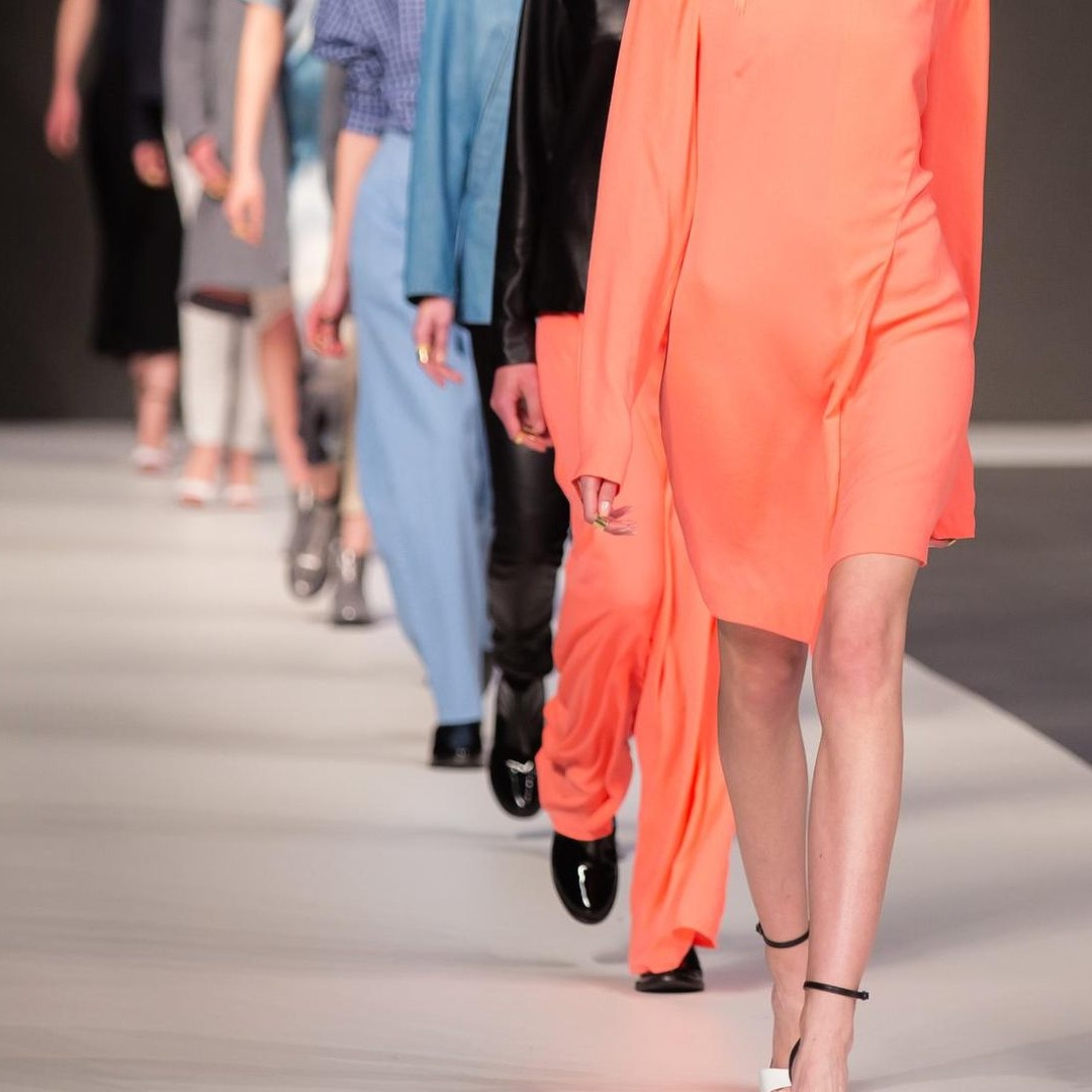 Modelos desfilando en una pasarela