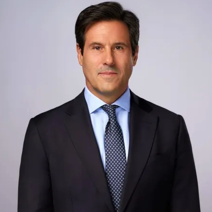 Una imagen corporativa en plano medio de Mario Rodríguez vestido con traje