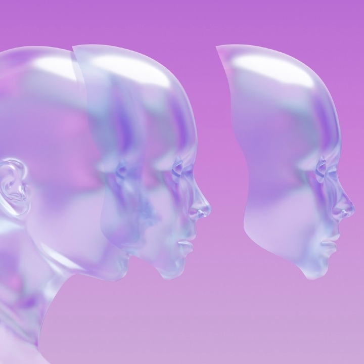 Un robot que se desprende su cara en varias capas como si fuera una máscara