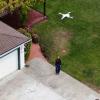 Un dron haciendo un reparto a domicilio