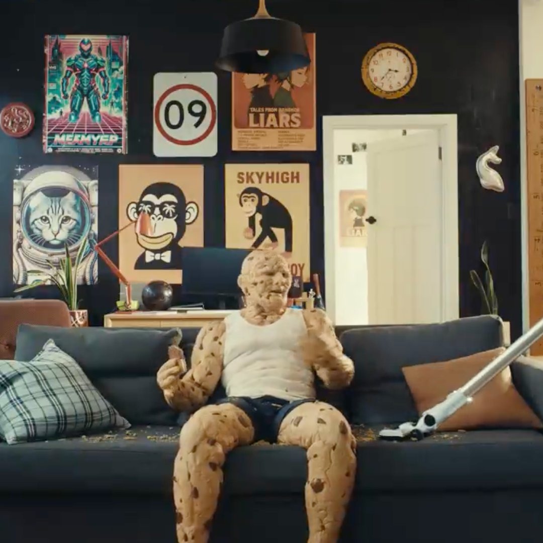 Un joven convertido en galleta sentado en el sofá