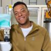 Mbappé posando en la fábrica de On