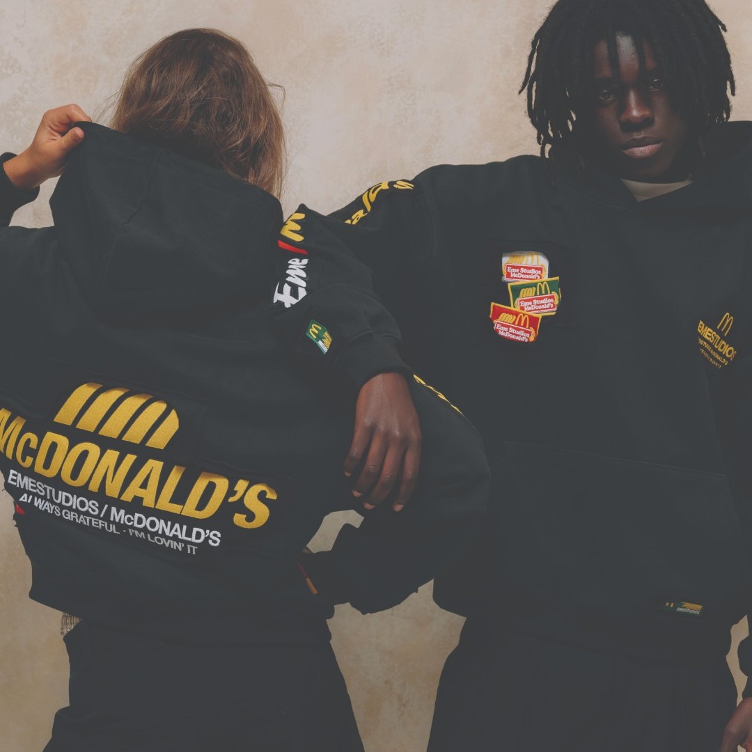 Dos modelos con la sudadera de McDonald's y Eme Studios