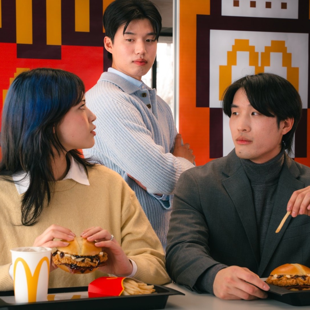 Tres personas coreanas en un McDonald's